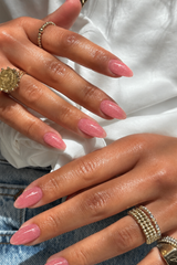 Builder gel 5 lounails. Gel autoégalisant rose avec paillettes sur ongles amandes
