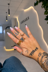 Builder gel n°16, gel polish n°1 et n°2 LOUNAILS — french noir avec pois blancs sur ongles longs en amande peau mate