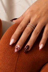 Builder gel n°16 et gel polish n°12 LOUNAILS. Nail art noeud bordeaux french bordeaux sur ongles longs en amande