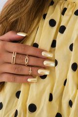 Rendu gel polish effet perle nacré PURE BLOOM LOUNAILS. Teinte jaune beurre nacré sur ongles longs