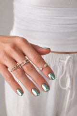 Rendu gel polish effet perle nacré PURE BLOOM LOUNAILS. Teinte vert sauge sur ongles courts