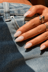 Builder gel 6 Lounails. gel autoégalisant blanc laiteux avec pailettes sur ongles amandes