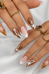 Builder gel n°16, gel polish n°2, n°58 et n°119, blooming et crystal top LOUNAILS — nail art marbre doré avec contour blanc sur ongles longs en amande