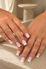 Builder gel n°16, gel polish n°2 et crystal top LOUNAILS. French manucure carrée blanche avec contour sur ongles longs