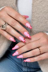 Builder gel n°16, gel polish n°57 et n°08 LOUNAILS — nail art coeurs rouges sur fond rose sur ongles longs en amande
