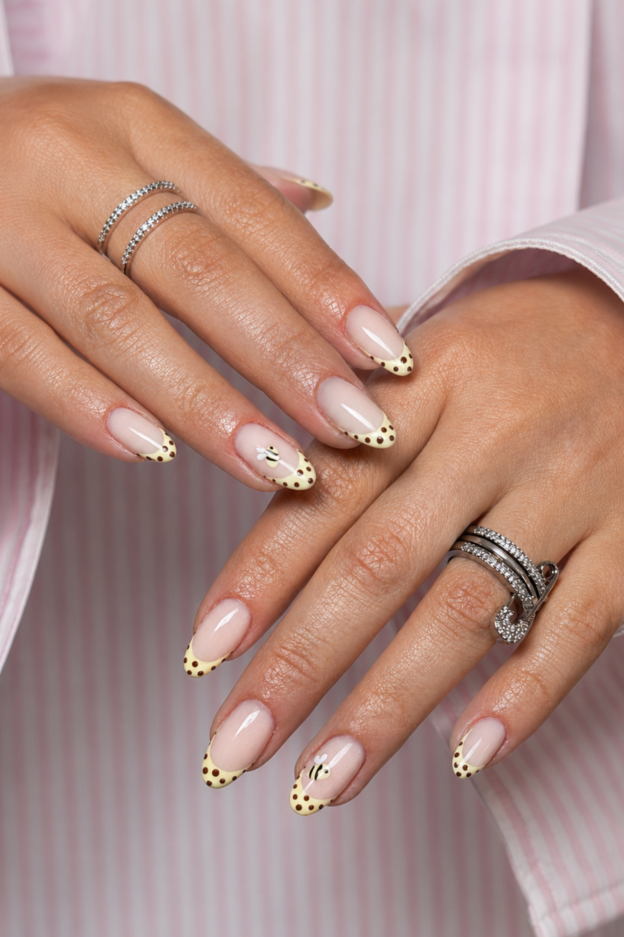 
Builder gel n°16 LOUNAILS. French manucure nail art abeille jaune- gel polish 64 -pois marron - gel polish 59- sur ongles longs en amande