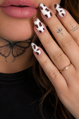 Builder gel n°24 et gel polish n°59 LOUNAILS. Nail art motif vache blanc et marron sur ongles longs en amande
