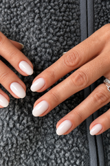 Builder gel n°24 LOUNAILS. Rendu nude blanc laiteux sur ongles courts ronds