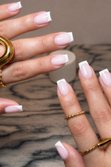 Capsules coffin LOUNAILS — french manucure classique blanche sur ongles carrés