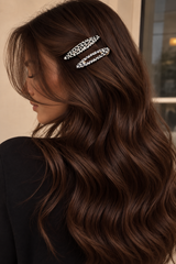 Duo de barrettes clic-clac imprimé dalmatien LOUNAILS porté sur cheveux châtains ondulés