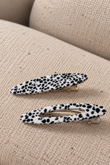 Duo de barrettes clic-clac LOUNAILS imprimé dalmatien noir et blanc, posées côte à côte