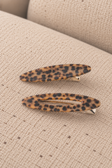Duo de barrettes clic-clac LOUNAILS imprimé léopard camel et noir, posées côte à côte