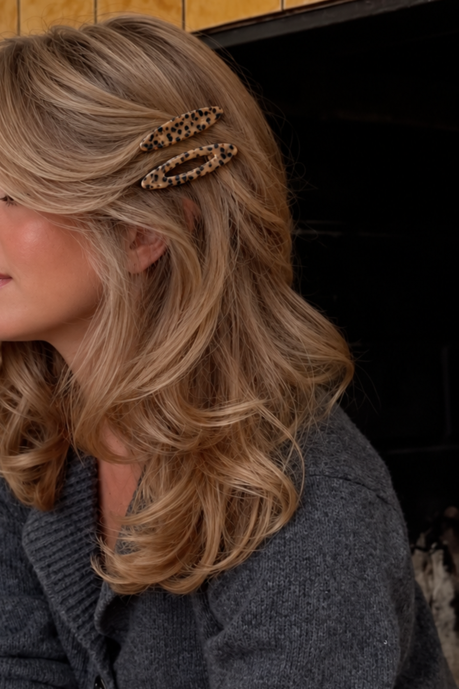 Duo de barrettes clic-clac imprimé léopard LOUNAILS porté sur cheveux blonds ondulés