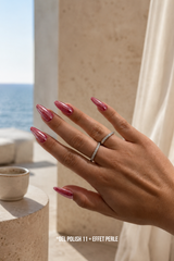Gel polish n°11 LOUNAILS avec effet perle nacré. Teinte rose fuchsia framboise sur ongles longs en amande peau mate
