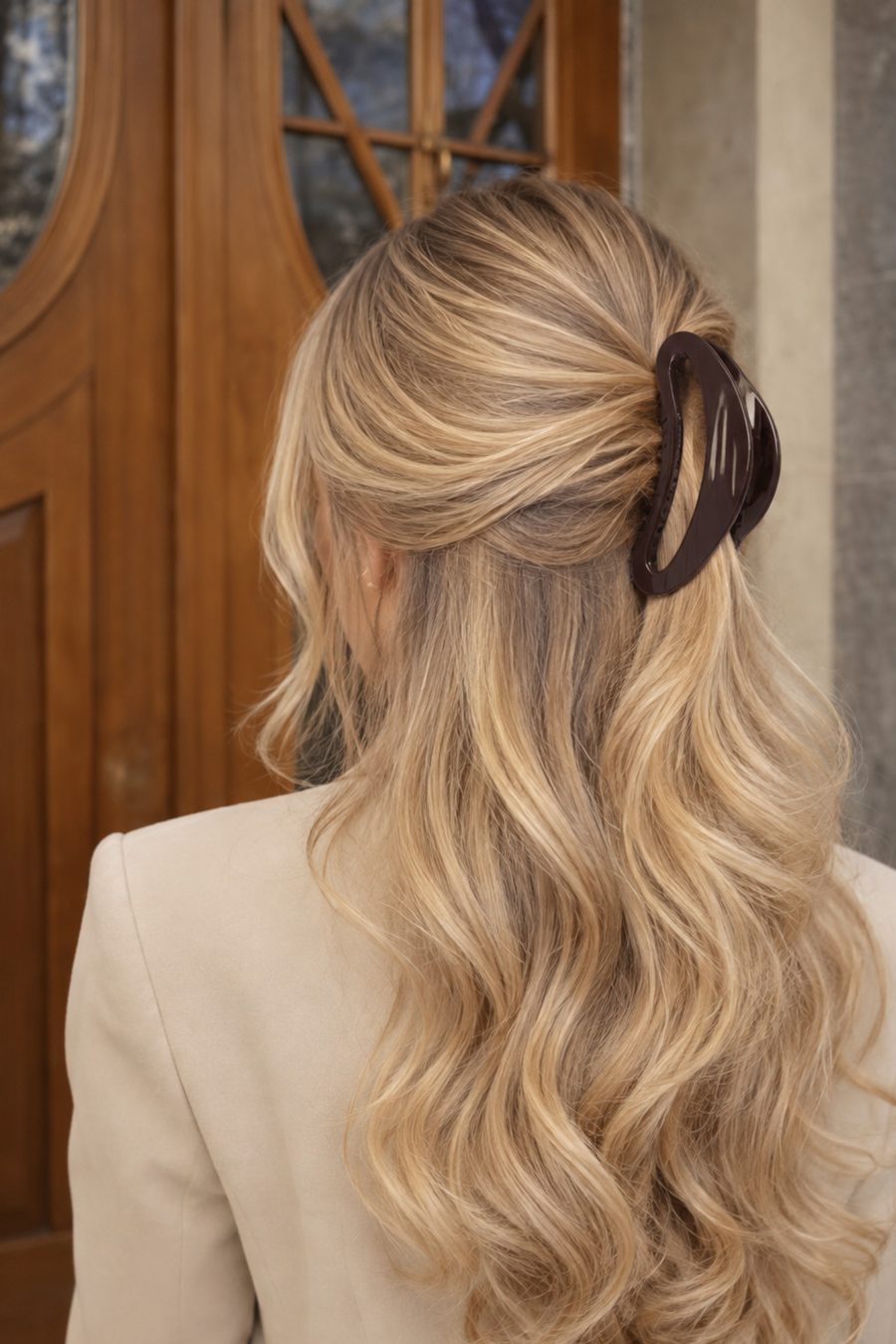 Pince à cheveux XL LOUNAILS forme nuage, fini brillant chocolat, sur cheveux blond. 