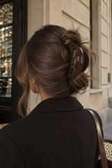 Pince à cheveux XL LOUNAILS forme nuage, fini brillant chocolat, sur cheveux bruns