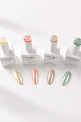 Les 4 teintes gel polish PURE BLOOM LOUNAILS avec swatches effet perle. Jaune beurre, saumon corail, latte et vert sauge