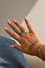 Gel polish effet perle nacré PURE BLOOM LOUNAILS. Teinte saumon corail sur ongles amande