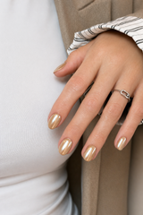 Rendu gel polish effet perle nacré PURE BLOOM LOUNAILS. Teinte latte sur ongles courts.