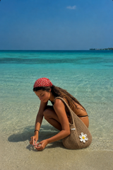 Sac crochet camel LOUNAILS The Sunny Bag porté plage eau turquoise