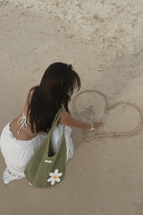 The Sunny Bag LOUNAILS vert sauge porté plage coeur dessiné dans le sable