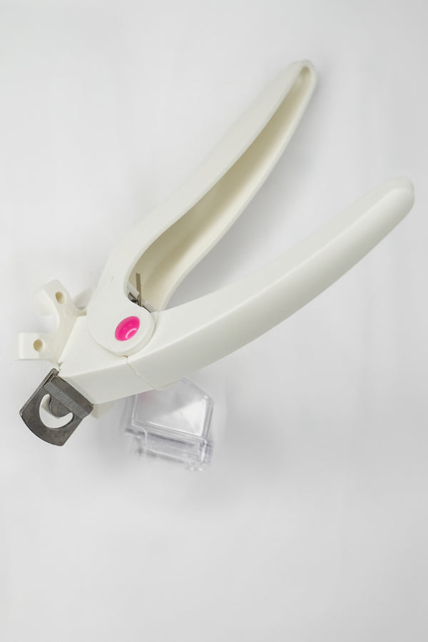 Pince guillotine coupe-ongles professionnelle LOUNAILS avec système d'ajustement à 6 tailles : coupe nette et précise des capsules et ongles en gel, pour un résultat identique sur chaque ongle. Gain de temps pour prothésistes ongulaires.