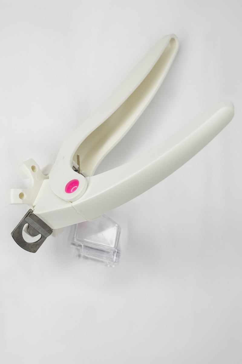 Pince guillotine coupe-ongles professionnelle LOUNAILS avec système d'ajustement à 6 tailles : coupe nette et précise des capsules et ongles en gel, pour un résultat identique sur chaque ongle. Gain de temps pour prothésistes ongulaires.